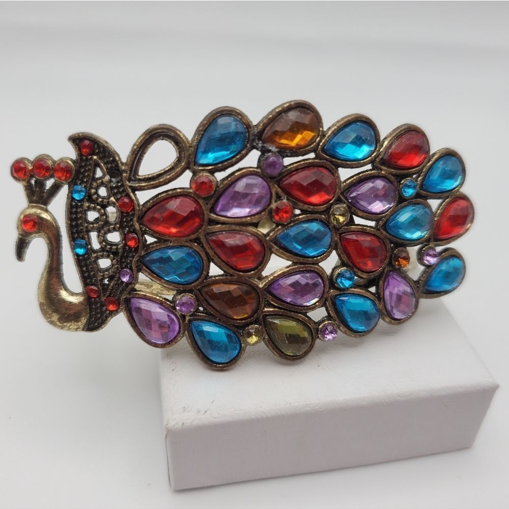 Peacock supreme crystal‎ bracelet hinge closure missing one crystal. B1229